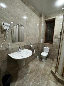 ein Badezimmer mit Waschbecken und Toilette in der Unterkunft Zartonq in Tatev + 17 Fotos
