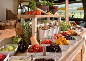 un buffet de fruits et légumes sur une table dans l'établissement Hotel Ritterhof, à Ellmau