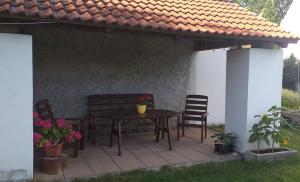 a patio with a wooden table and chairs under a building at Chalupa u dubu Horní Ostrovec in Písek
