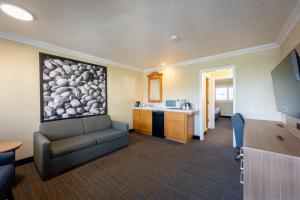 a living room with a couch and a sink in a room at Cayucos Beach Inn in Cayucos