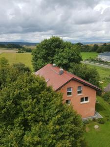 an overhead view of a house in a field at Ferienwohnung Kaholze in Kaltenholzhausen