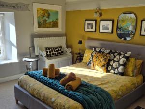 a bedroom with a bed with two towels on it at An Artist's Cottage in Fishguard