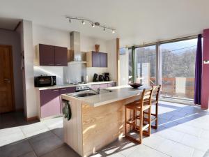 a kitchen with a sink and a counter top at Well Coom in Goé