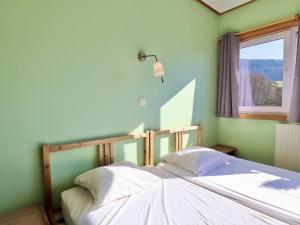 a bed in a room with a window and a bed sidx sidx at Well Coom in Goé +32 photos