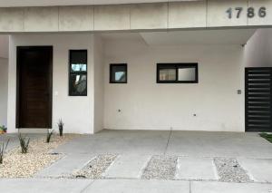a white house with a door and windows at Loteria Mexicana in Senecú