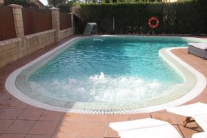 Bazén v ubytování Villa Sierra de Gata nebo v jeho okolí