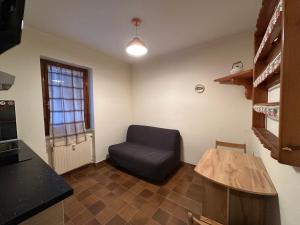 a living room with a blue chair and a table at Il mini rifugio di Pietro in Miroglio