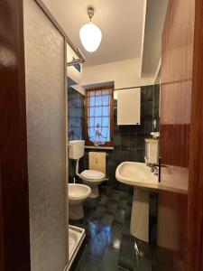 a bathroom with two toilets and a sink and a window at Il mini rifugio di Pietro in Miroglio