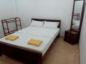 Postel nebo postele na pokoji v ubytování Diyawara Home Stay
