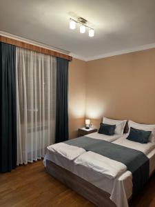 ein Schlafzimmer mit zwei Betten und einem Fenster in der Unterkunft Zartonq in Tatev