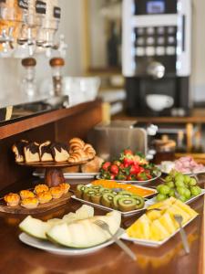 a buffet line with many different types of food at 3M Hostel & Suites in Alvaiázere
