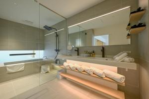 ein Badezimmer mit Waschbecken und Spiegel in der Unterkunft JINRYU Hotel ISE in Ise