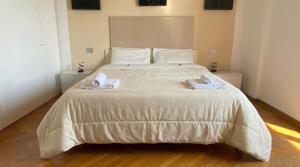 a bedroom with a large bed with towels on it at Joe's apartments in Carrara