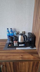 a counter with a tea pot and other items on it at Lake Hill Studio 35- strefa wellness w cenie in Sosnówka