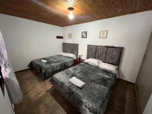 a room with two beds in a room at Casa Armonía Popayán in Popayan