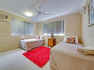 En eller flere senge i et værelse på Murray Street Apartments