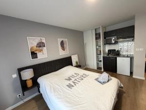 ein Schlafzimmer mit einem Bett, an dem ein Schild hängt in der Unterkunft Aismé in Toulouse