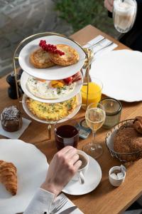 a table with plates of food on top at Kasteel van Ordingen in Sint-Truiden
