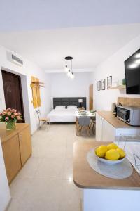 a kitchen and living room with a bed in the background at Plac 14- Apartamenty i pokoje w centrum in Świnoujście
