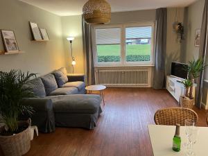 a living room with a couch and a table at Auszeit im alten Land 2 in Buxtehude