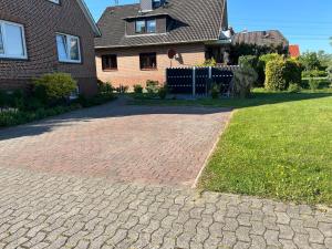 a brick driveway in front of a house at Auszeit im alten Land 2 in Buxtehude
