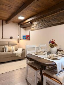 a living room with a table and a couch at A Casa da Ponte in Lugo