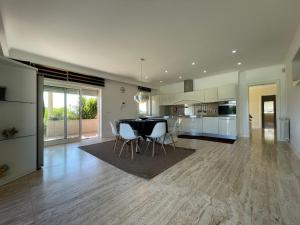 a kitchen and dining room with a table and chairs at Villa Vieira in Alvarães