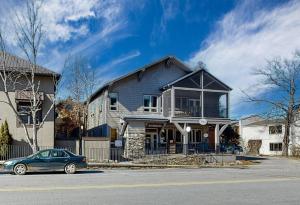 ein Haus mit einem davor geparkten Auto in der Unterkunft The Fifth - Stunning Luxury Rental in Downtown Highlands NC in Highlands