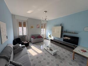 a living room with a couch and a tv at Apartment house in the center in Oggiono