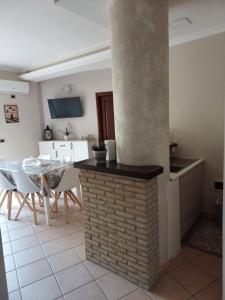 a kitchen and dining room with a table and chairs at Sikelia in Santa Elisabetta