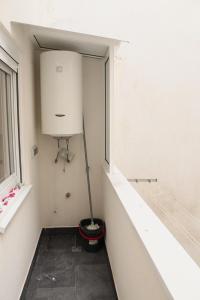 a bathroom with a water tank and a window at Pretodomar2 in A Coruña