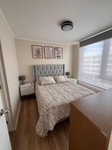 a bedroom with a bed and a window at Lindo Brisas in Talcahuano