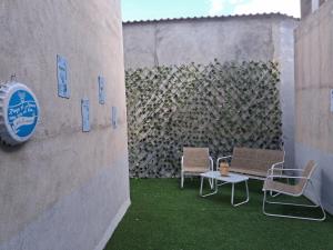 two chairs and a table next to a wall at Sol de Infantes in Villanueva de los Infantes