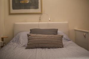 Un pat sau paturi într-o cameră la Sleep At Slim Amsterdam