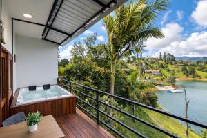 a balcony with a hot tub and a palm tree at Hotel Mirador Cielo Azul in Horizonte