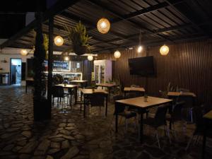 a restaurant with tables and chairs and a flat screen tv at Hotel Mirador Cielo Azul in Horizonte