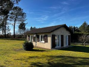 a small house in a grassy field at T2 charmant dans les Landes in Lesperon