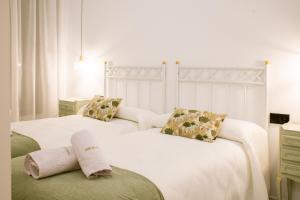 a bedroom with two beds with towels on them at Apartamentos Princesa Hayla in Caravaca de la Cruz +39 photos