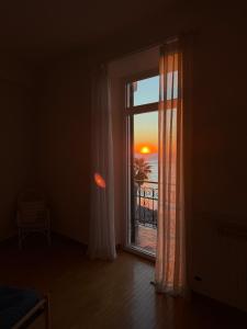 a room with a window with a view of the ocean at CasAmare di Carla in Savona