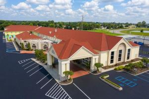an overhead view of a school building with a parking lot at Comfort Inn Sandusky in Sandusky