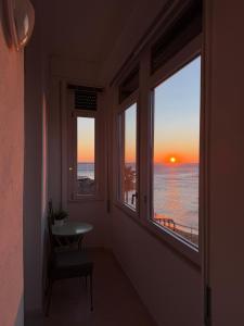 a room with two windows with a view of the ocean at CasAmare di Carla in Savona