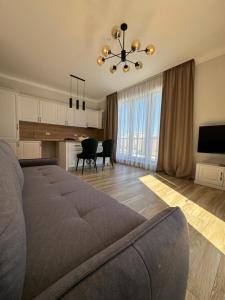 a living room with a couch and a dining room at Royal Boutique in Râşnov