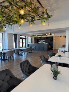 a restaurant with tables and chairs and a bar at Royal Boutique in Râşnov