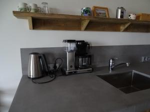 Príslušenstvo na prípravu kávy alebo čaju v ubytovaní Hoeve Blitterswijk