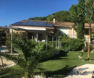 a house with solar panels on the roof at la passerelle du couchant in Langlade