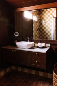 a bathroom with a large sink and a mirror at Ateliers Den in Beechworth