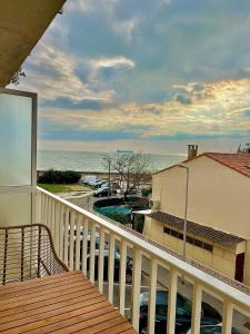 a balcony with a view of the ocean at "HORIZON BLEU" - en bord de Mer in Port-de-Bouc +10 photos