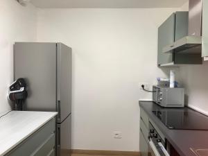 eine Küche mit Kühlschrank und Arbeitsfläche in der Unterkunft Centrocitta' in Carpi