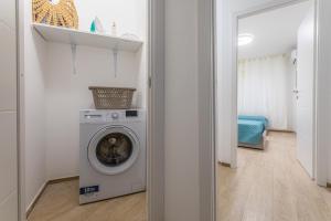 a laundry room with a washing machine in it at Sara Home Flo in Florence