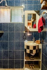 a bathroom with a sink and a mirror at Equipped house in Santa Monica 2nd Section, Qro in Adjuntas +13 photos